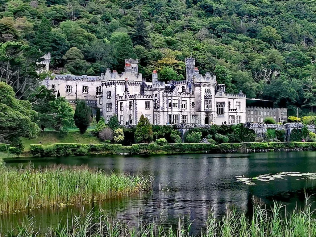 L’abbazia di Kylemore riflessa nel lago, tra i boschi del Connemara