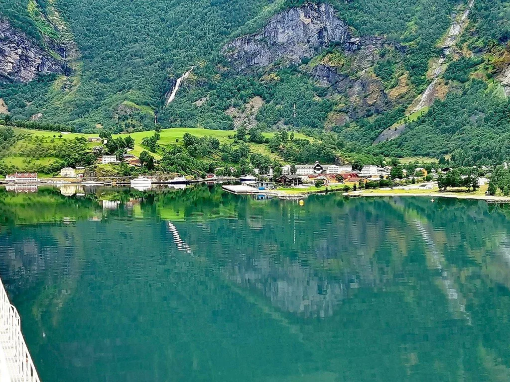 Un villaggio affacciato su un fiordo norvegese, visto dalla nave