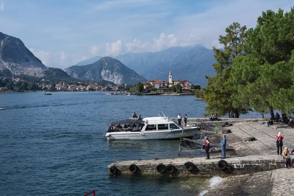 Battello all'imbarcadero dell'Isola Bella, con l'Isola dei Pescatori sul Lago Maggiore