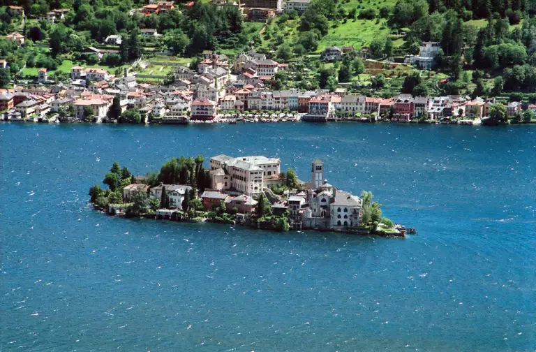 L'isola di San Giulio nel Lago d'Orta vista dall'alto, con Orta San Giulio sulla riva