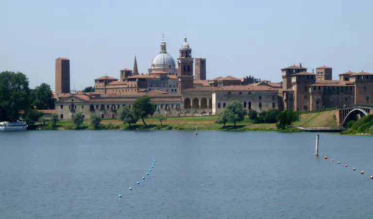 Il profilo di Mantova visto dal lago, con la cupola di Sant'Andrea