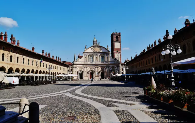 Piazza Ducale a Vigevano, con i portici e la facciata del Duomo